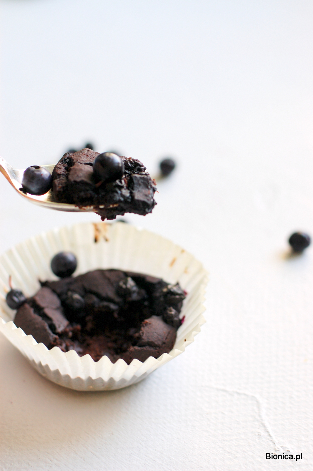 czekoladowe muffiny z czarnej fasoli i jagód